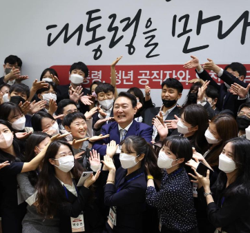 [행정안전부] 대통령과 어벤져스와의 만남(5.26.) 관련사진1 보기