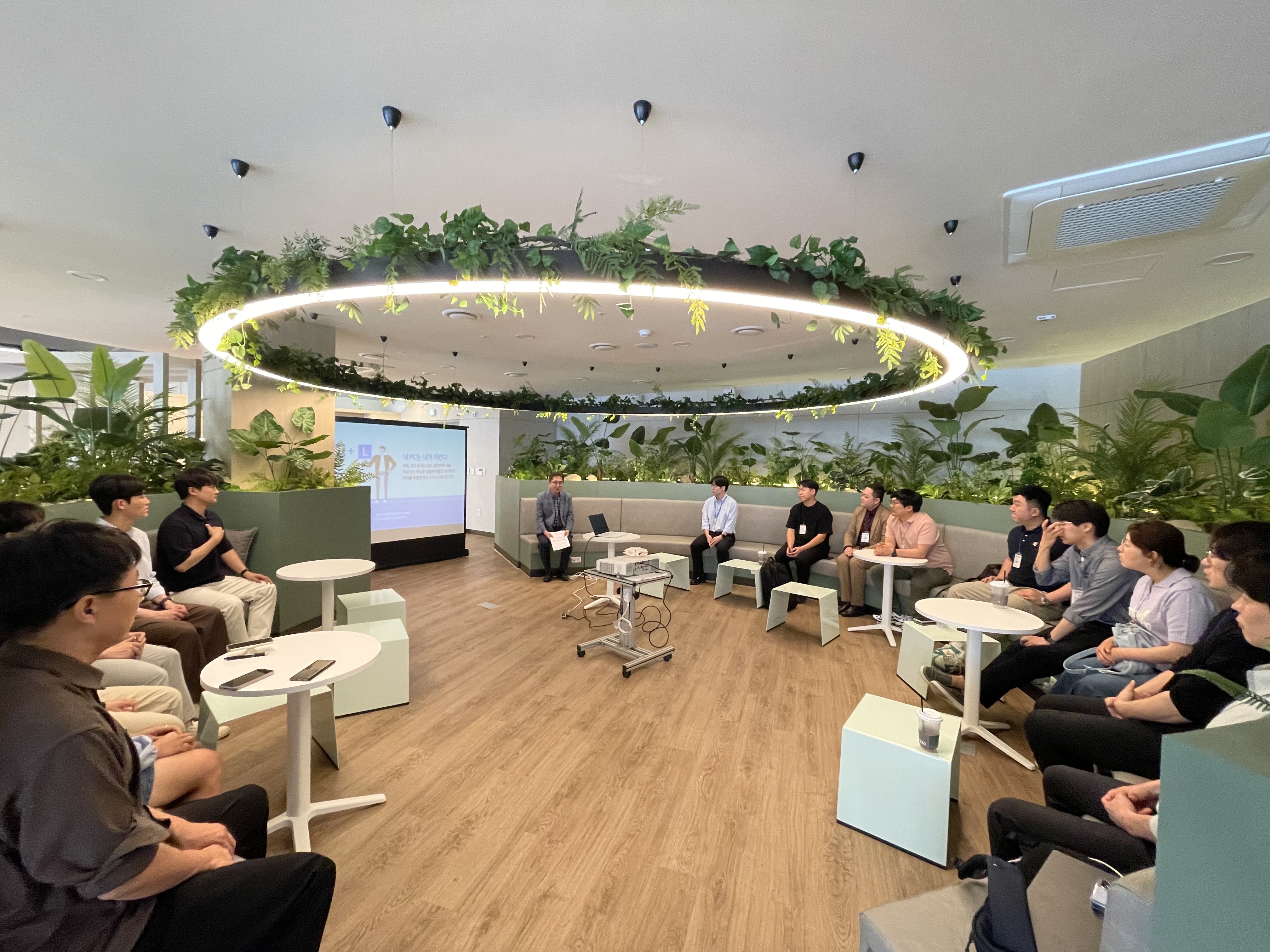 과기정통부 정부혁신어벤져스 X 2030 청년자문단 소통회  관련사진1