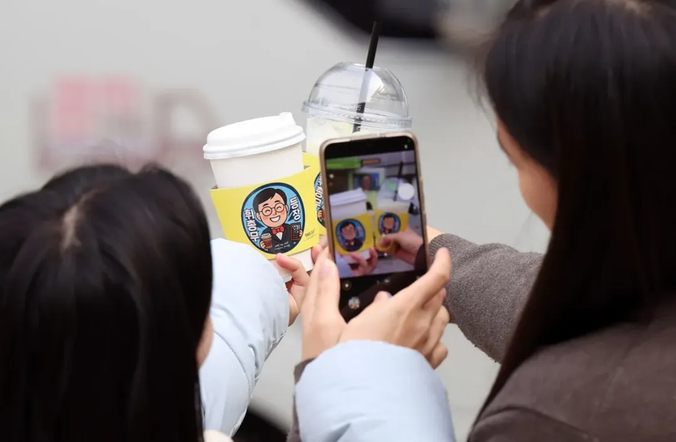 &quot;문체부 커&#39;휘&#39;프린스 1호점 오픈&quot;, 직원 커피차 이벤트 관련사진2