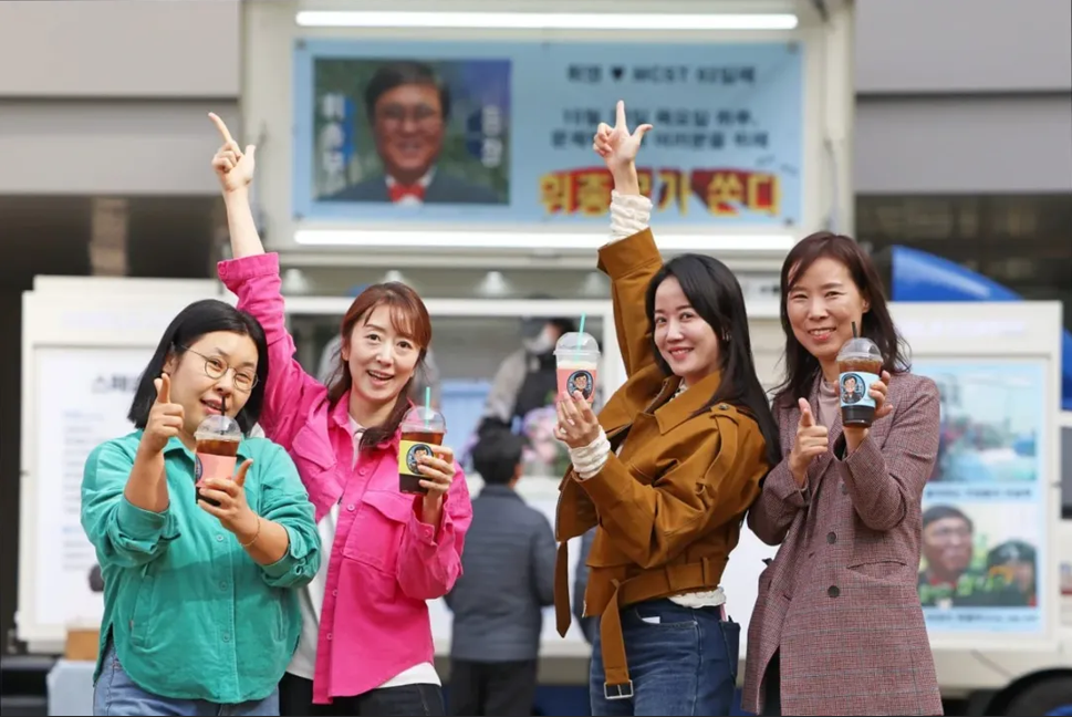 &quot;문체부 커&#39;휘&#39;프린스 1호점 오픈&quot;, 직원 커피차 이벤트 관련사진3