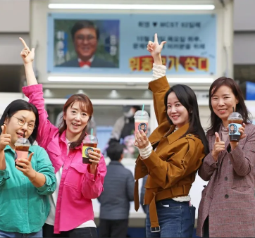 &quot;문체부 커&#39;휘&#39;프린스 1호점 오픈&quot;, 직원 커피차 이벤트 관련사진3 보기