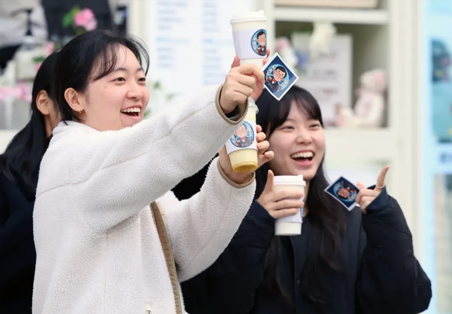&quot;문체부 커&#39;휘&#39;프린스 1호점 오픈&quot;, 직원 커피차 이벤트 관련사진4
