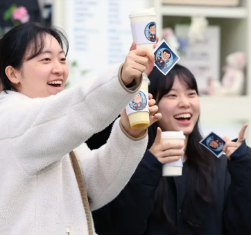 &quot;문체부 커&#39;휘&#39;프린스 1호점 오픈&quot;, 직원 커피차 이벤트 관련사진4 보기