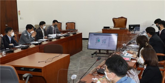 테이블 주위에 앉아 있는 사람들 그룹