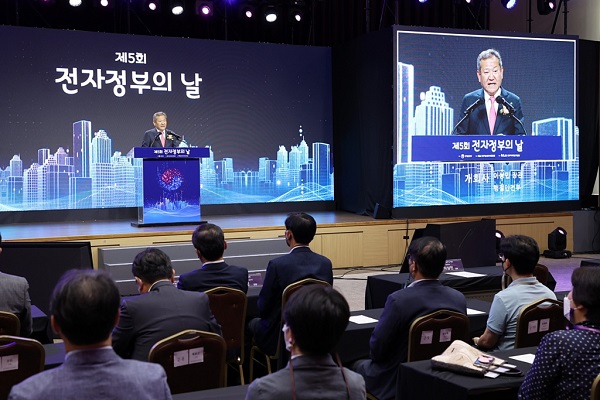 제5회 전자정부의 날 개최, 전자정부의 발전과 성과를 기념하는 자리, 다양한 분야의 전문가와 관계자들이 모여 전자정부의 미래 방향 논의, 혁신적인 기술과 서비스 소개, 시민의 삶을 개선하는 전자정부의 역할 강조, 지속적인 발전과 협력의 필요성 인식, 전자정부의 중요성 재확인, 앞으로의 비전 제시, 모두의 참여와 관심 요청.