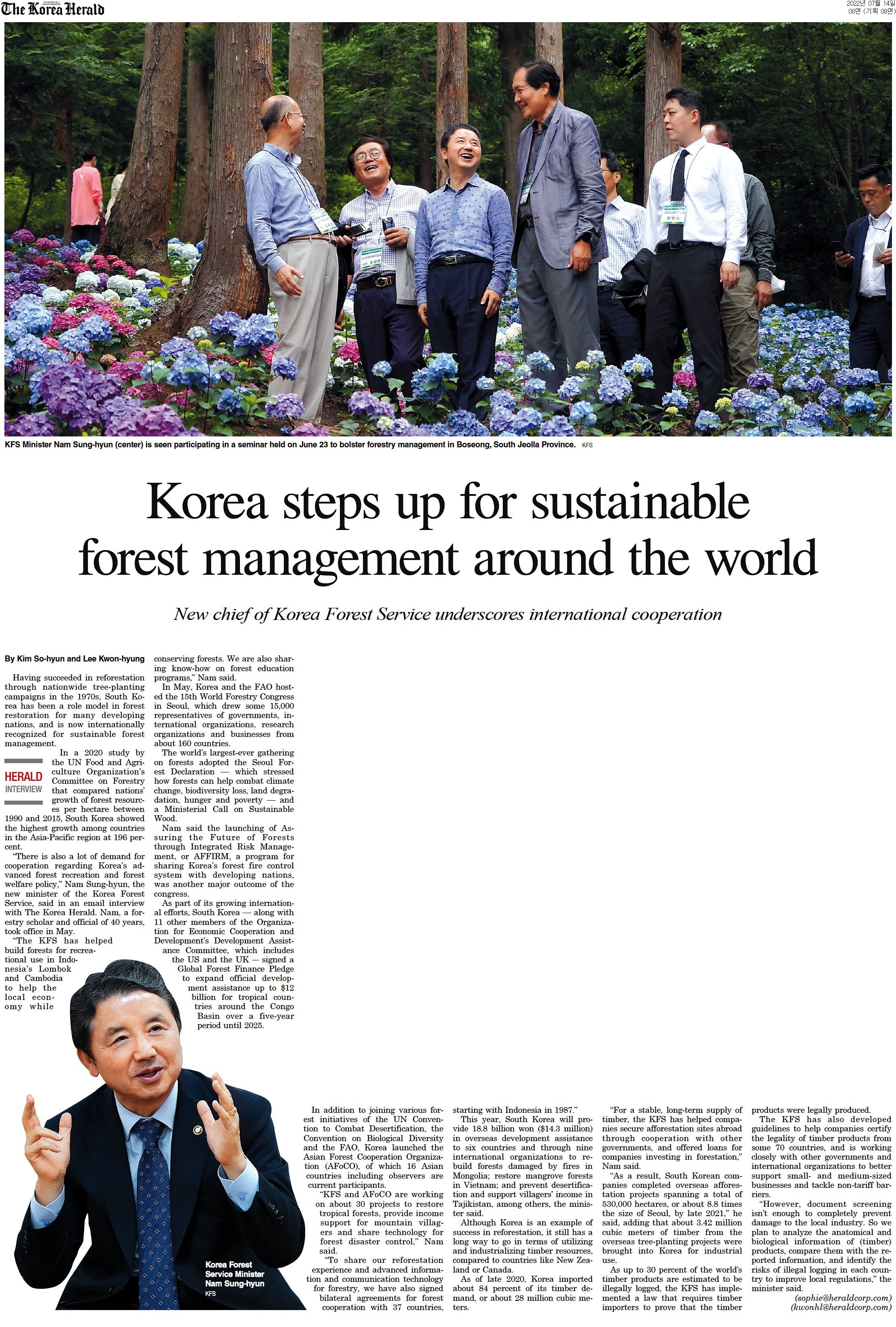 한국은 1970년대의 대규모 나무 심기 캠페인을 통해 재조림에 성공하며 개발도상국의 모델이 됨. 2020년 UN 식량농업기구 연구에서 아시아 태평양 지역에서 가장 높은 산림 자원 성장률을 기록함. 한국산림청의 새 장관 남성현은 국제 협력의 필요성을 강조하며, 인도네시아와 캄보디아에서의 산림 재창조 프로젝트를 언급함. 서울에서 열린 세계 산림 총회에서는 서울 산림 선언이 채택되고, AFFIRM 프로그램이 개발도상국에 산불 관리 시스템을 공유하는 주요 성과로 언급됨. 한국은 12억 달러의 글로벌 산림 금융 약속을 체결함.