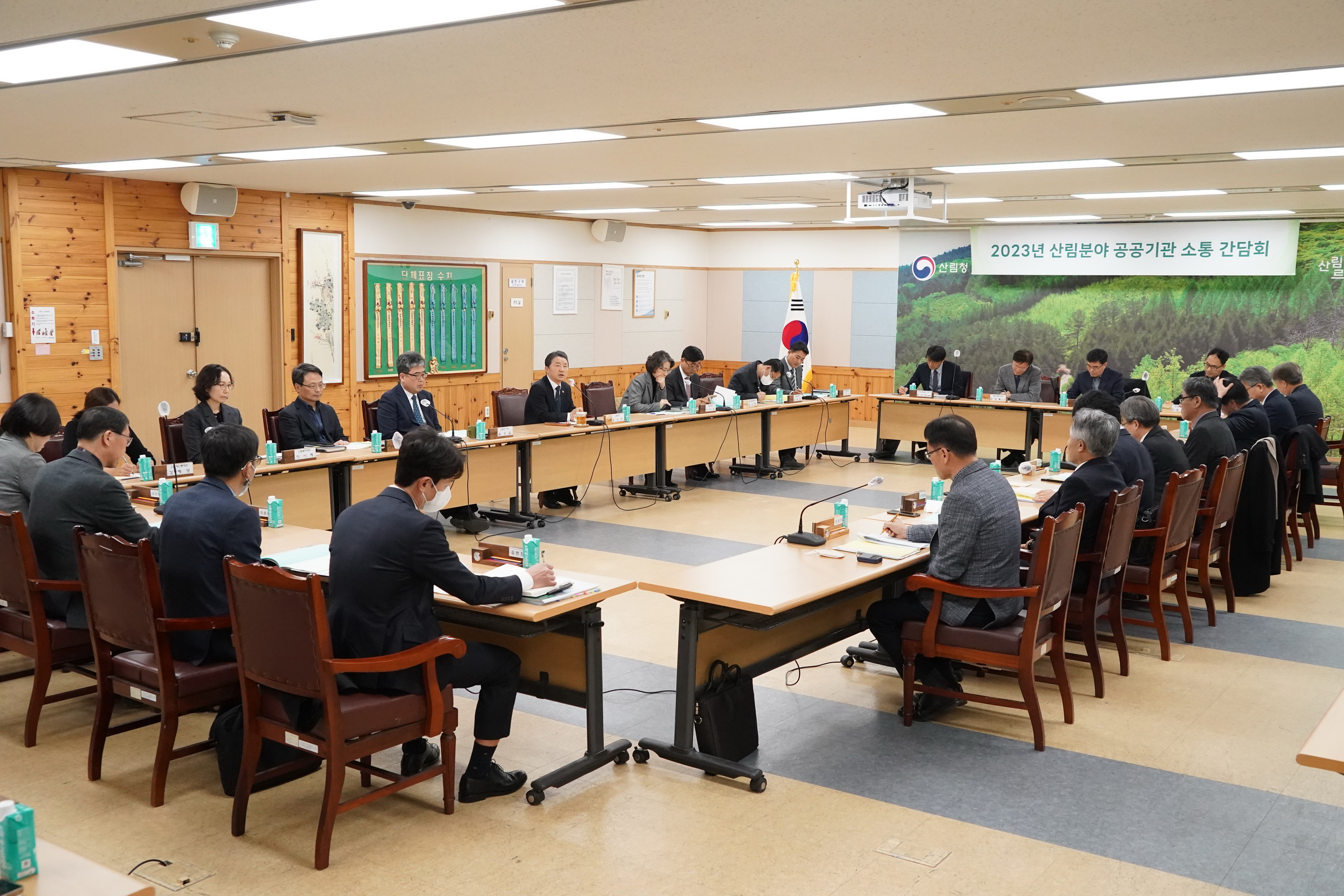 2023년 산림청에서 개최된 산림분야 공공기관 소통 간담회와 관련된 내용, 다체표창 수치와 제한구역, PS실, 김현진, 0000 등의 정보가 포함된 문서. 이 간담회는 산림 분야의 공공기관 간 소통을 증진하고 협력 방안을 모색하기 위한 자리로, 다양한 주제에 대한 논의가 이루어졌을 것으로 추정됨. 산림청의 역할과 중요성, 그리고 관련 기관들의 협력 필요성이 강조되었을 가능성이 있음. 2023년 산림청에서 개최된 산림분야 공공기관 소통 간담회와 관련된 내용, 다체표창 수치와 제한구역, PS실, 김현진, 0000 등의 정보가 포함된 문서. 이 간담회는 산림 분야의 공공기관 간 소통을 증진하고 협력 방안을 모색하기 위한 자리로, 다양한 주제에 대한 논의가 이루어졌을 것으로 추정됨. 산림청의 역할과 중요성, 그리고 관련 기관들의 협력 필요성이 강조되었을 가능성이 있음.