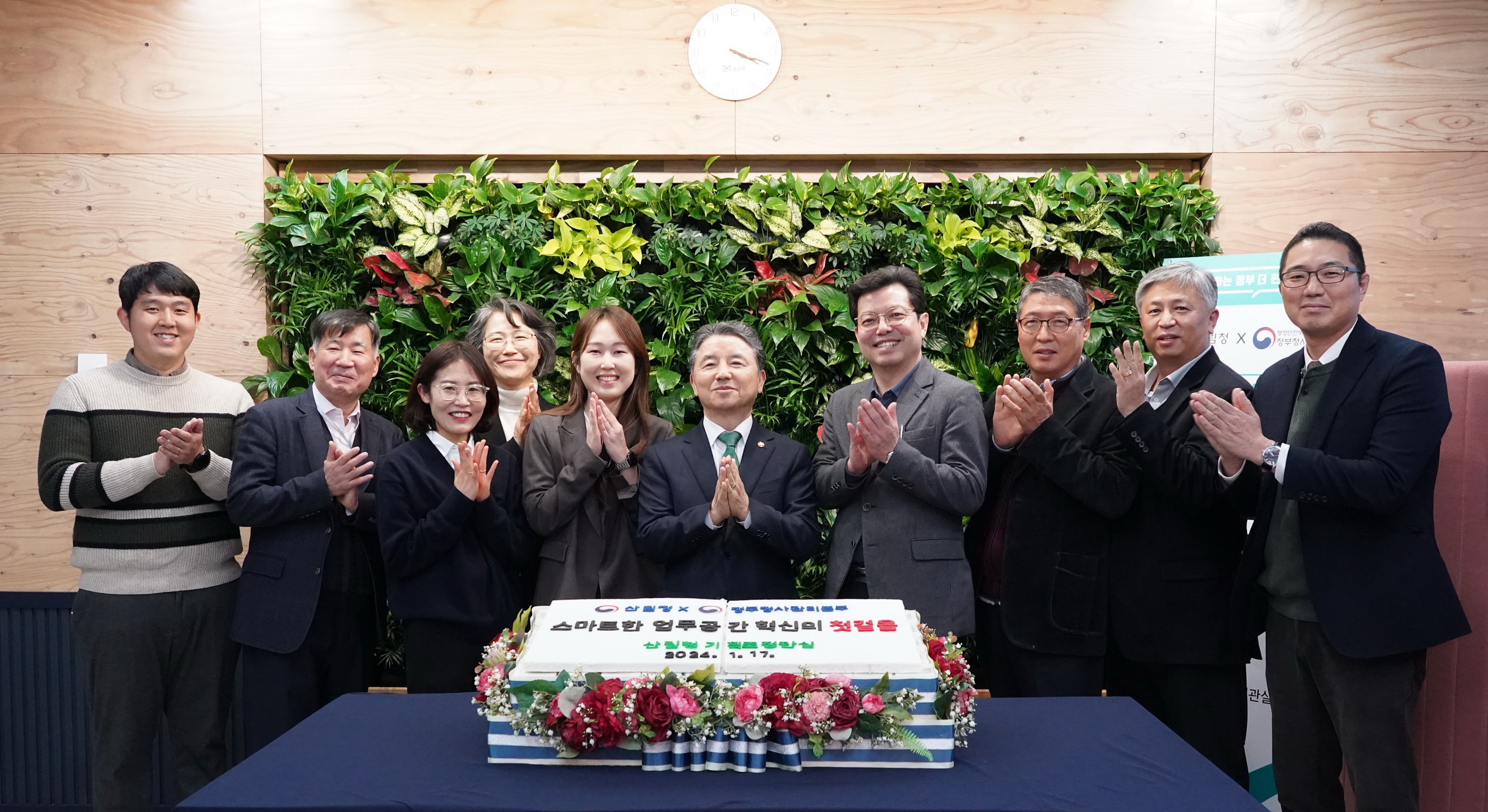 스마트한 업무공간 혁신의 첫걸음으로 산림청 기획조정관실과 행정안전부의 협력이 이루어짐. 2024년 1월 17일, 정부청사에서 진행된 이 프로젝트는 효율적인 업무 환경을 조성하기 위한 다양한 방안을 모색하는 데 중점을 둠. 이를 통해 공공기관의 업무 방식이 변화하고, 더 나은 서비스 제공을 위한 기반이 마련될 것으로 기대됨. 스마트한 업무공간 혁신의 첫걸음으로 산림청 기획조정관실과 행정안전부의 협력이 이루어짐. 2024년 1월 17일, 정부청사에서 진행된 이 프로젝트는 효율적인 업무 환경을 조성하기 위한 다양한 방안을 모색하는 데 중점을 둠. 이를 통해 공공기관의 업무 방식이 변화하고, 더 나은 서비스 제공을 위한 기반이 마련될 것으로 기대됨.