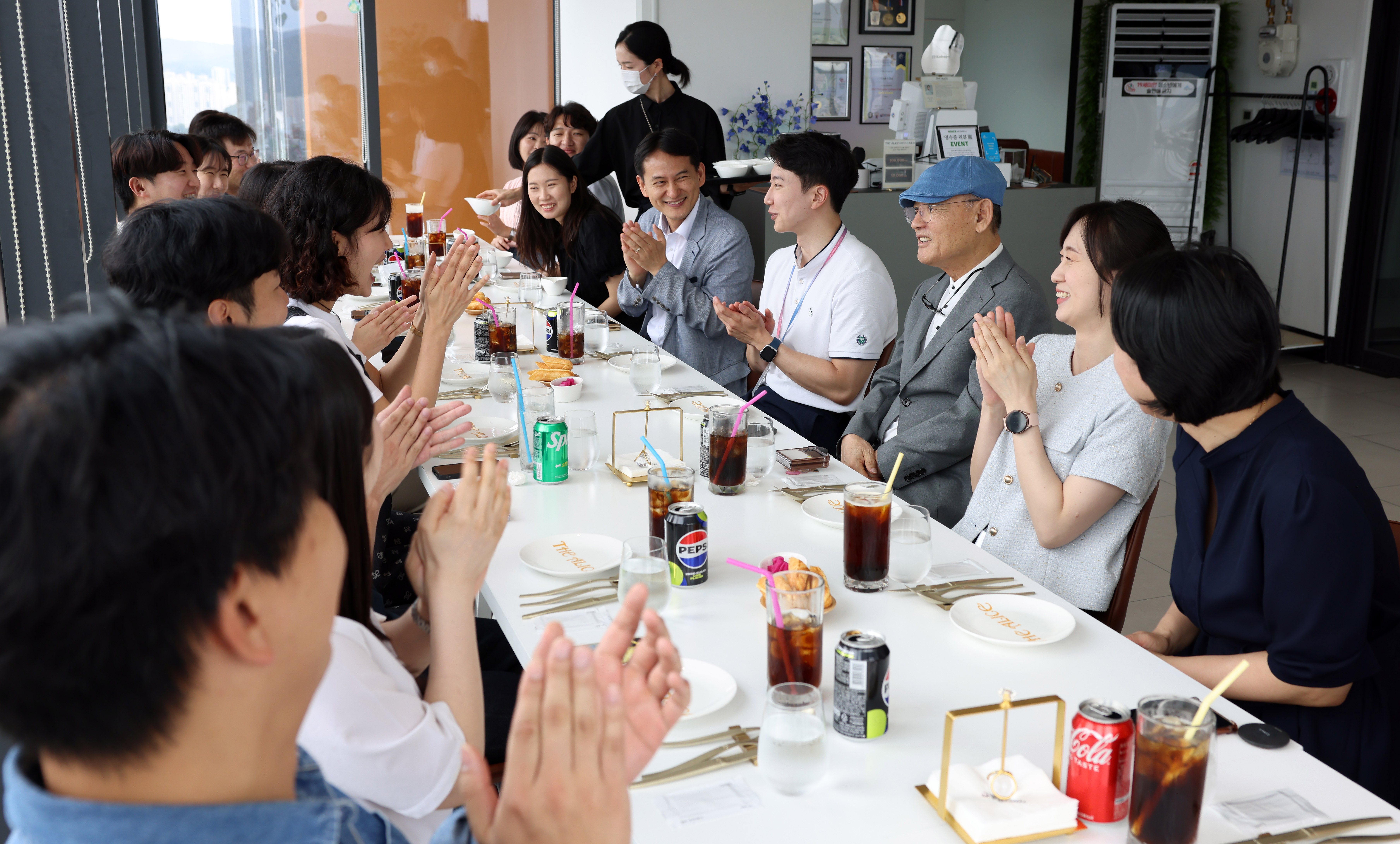 SI Sp THE ALIC PEPS ALE GIFT CARD 100.000- 50.000 MATE 영수증 리뷰 롤 EVENT 19세 청소년에게 출전해 금지 Cola TASTE. 다양한 이벤트와 상품이 소개된 내용, 청소년의 참여 제한, 특정 음료의 맛에 대한 언급, 그리고 기프트 카드 관련 정보가 포함된 문서.