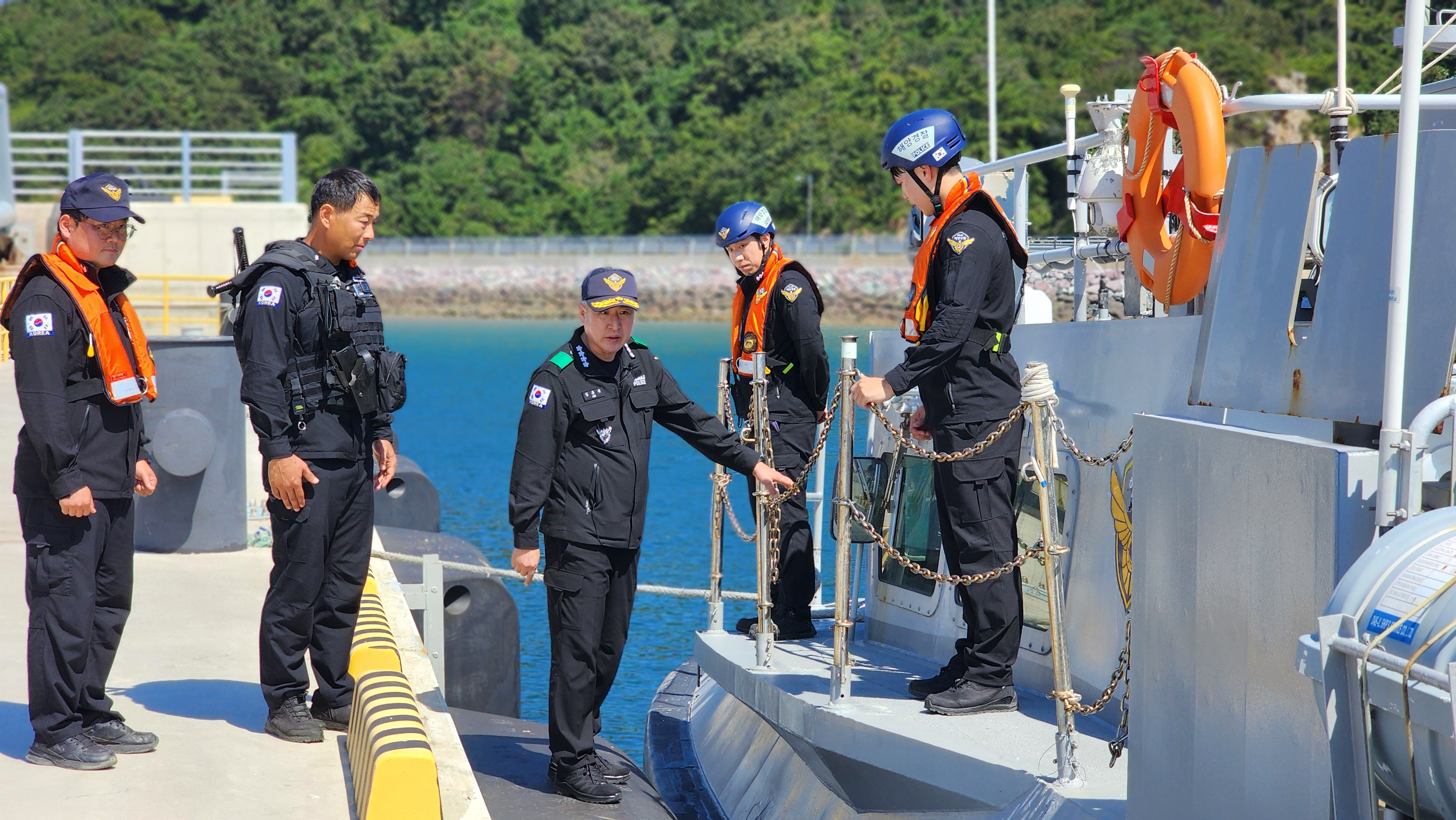 KOREA라는 단어가 반복되고, 해양경찰과 관련된 내용이 언급됨. 경찰과 해양경찰의 역할이 강조되는 듯함. Σ와 Hz라는 기호가 포함되어 있어 특정한 의미를 암시하는 것으로 보임. 전체적으로 한국과 경찰, 해양경찰에 대한 연결이 느껴지는 문장.