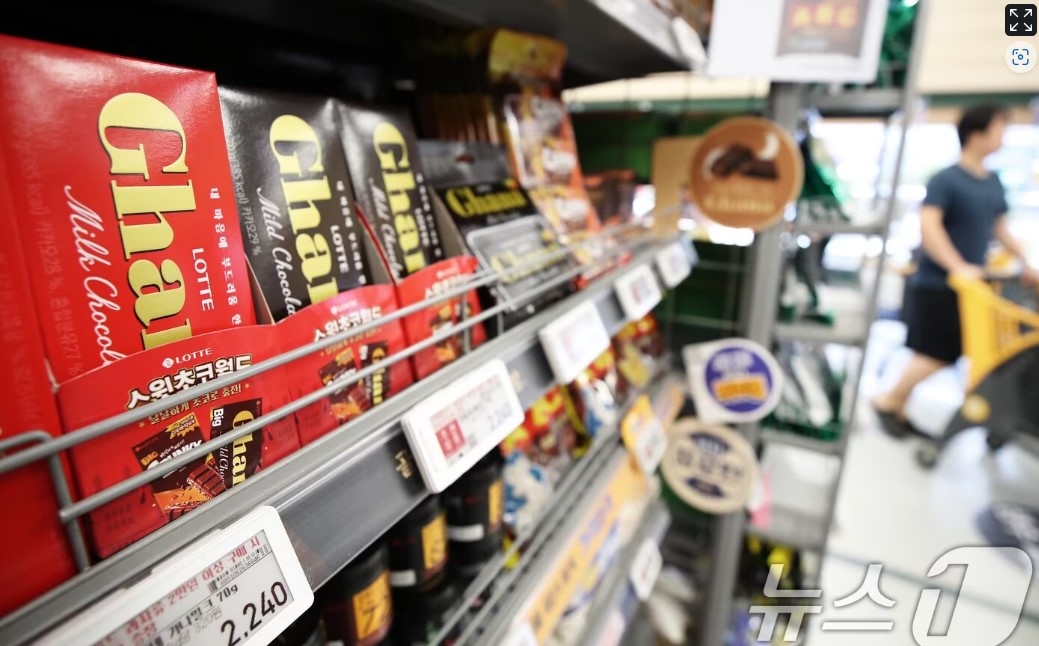 Gha Mild Chevele와 Gha Mild Chocola, LOTTE 제품들, 각각 385 kcal와 1385 kcal, 카카오 28%와 혼합분유 27% 포함, 다양한 과자와 초콜릿, 소비자 반응, 2만명 참여, 부드러움 강조, 다양한 맛과 질감, LOTTE의 인기 제품군, 건강과 맛의 조화, 소비자 선호도, 제품 정보와 영양 성분, 다양한 선택지 제공, 초콜릿과 과자의 매력, LOTTE 브랜드 이미지, 소비자 경험과 만족도, 다양한 연령층의 관심. Gha Mild Chevele와 Gha Mild Chocola, LOTTE 제품들, 각각 385 kcal와 1385 kcal, 카카오 28%와 혼합분유 27% 포함, 다양한 과자와 초콜릿, 소비자 반응, 2만명 참여, 부드러움 강조, 다양한 맛과 질감, LOTTE의 인기 제품군, 건강과 맛의 조화, 소비자 선호도, 제품 정보와 영양 성분, 다양한 선택지 제공, 초콜릿과 과자의 매력, LOTTE 브랜드 이미지, 소비자 경험과 만족도, 다양한 연령층의 관심.